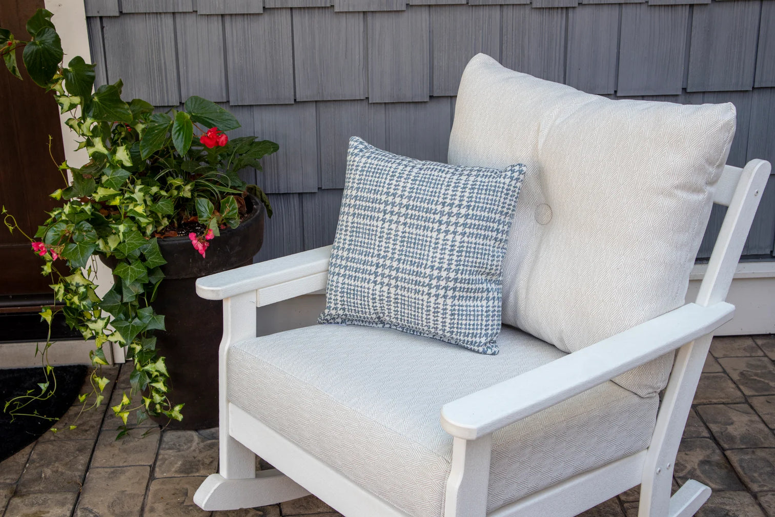 black-outdoor-benches 1389d832